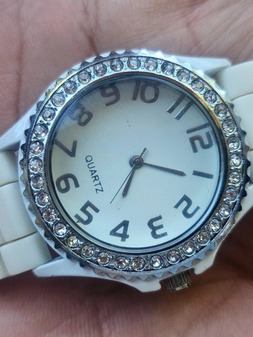 Fashion Wristwatch White Rubber Strap Crystals Accent Bezel Quart Wrist Watch